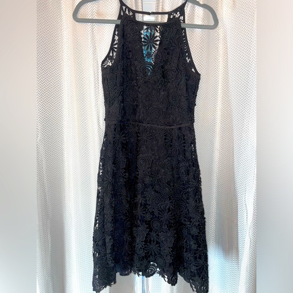 WHITE HOUSE BLACK MARKET NWOT SIZE 00 
BLACK LACE DRESS